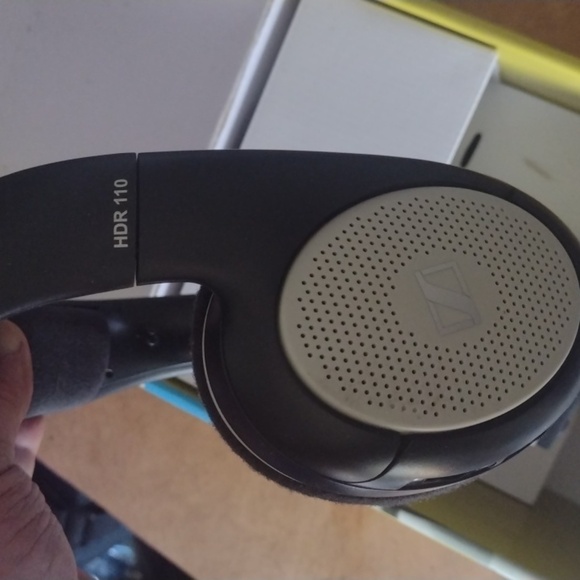 Sennheiser Wireless Headphones - Black and Silver - Picture 4 of 6